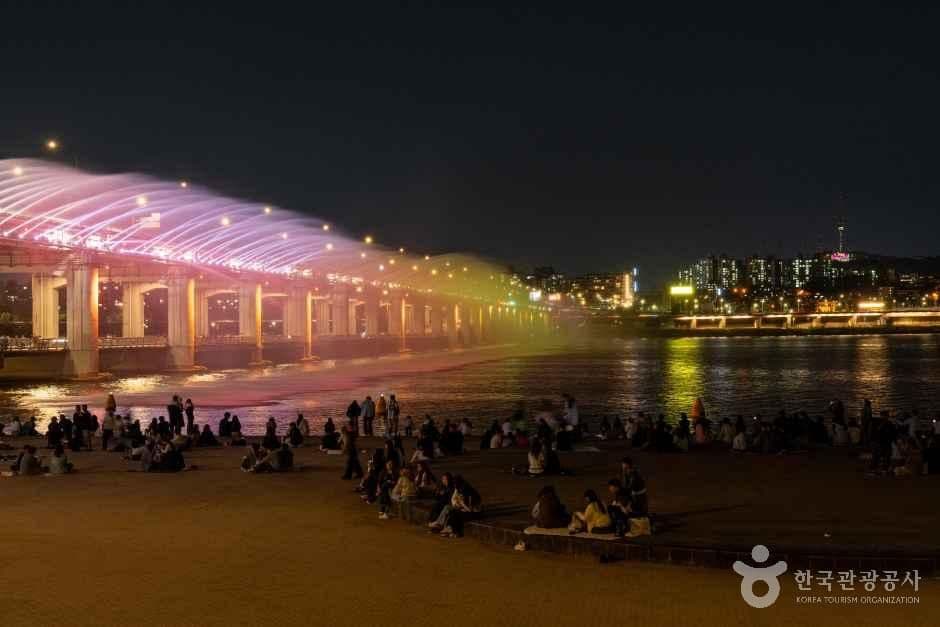Banpo Hangang Park, an outdoor family place, stroller-friendly, in Seoul