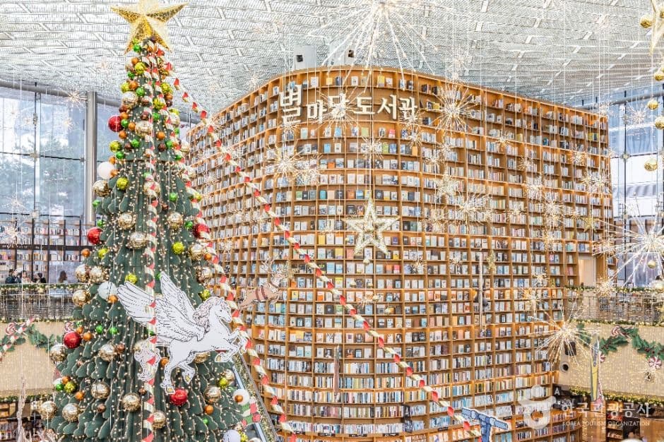 Starfield Library, a kid-friendly indoor spot, good for rainy days, stroller-friendly, in Seoul