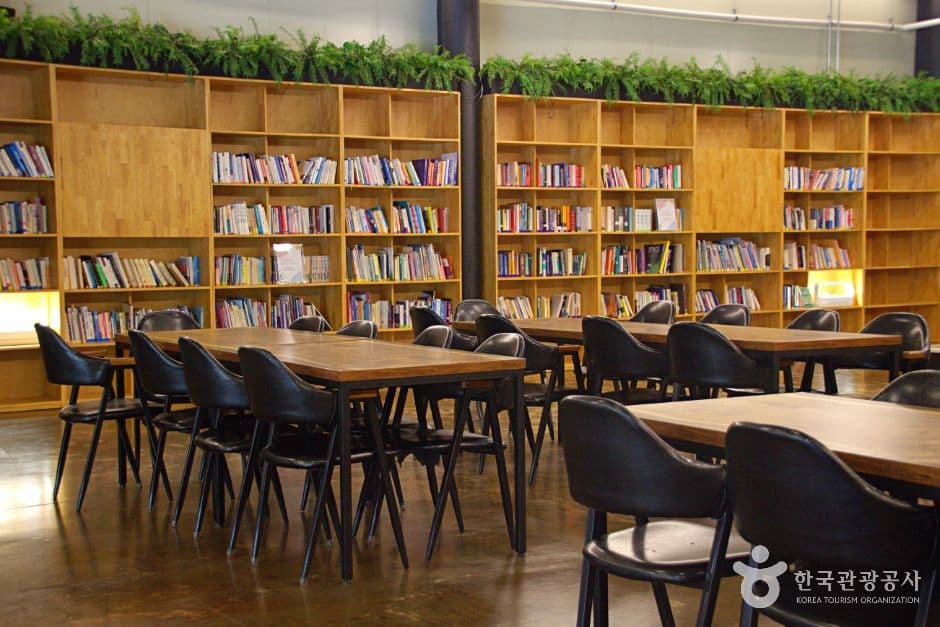 Seoul Book Bogo, a kid-friendly indoor spot, good for rainy days, in Songpa-gu