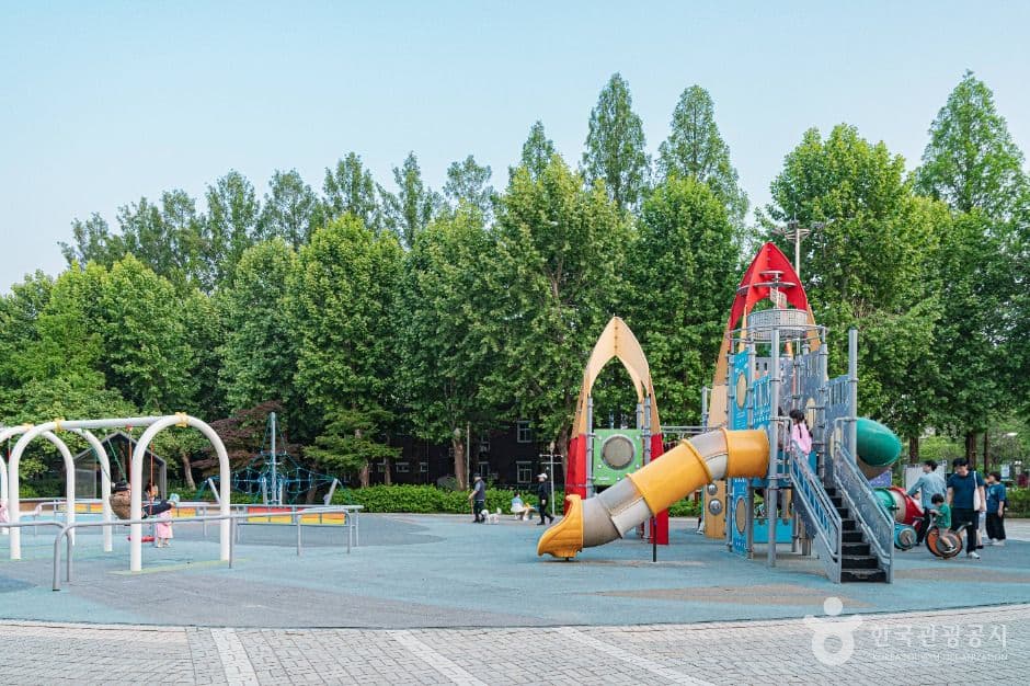 Boramae Park, an outdoor family place, in Dongjak-gu