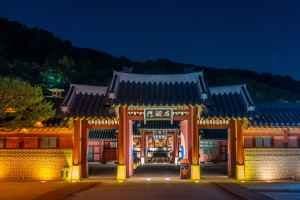 Suwon Hwaseong Haenggung Palace, a family-friendly place, good for rainy days, stroller-friendly, in Suwon-si