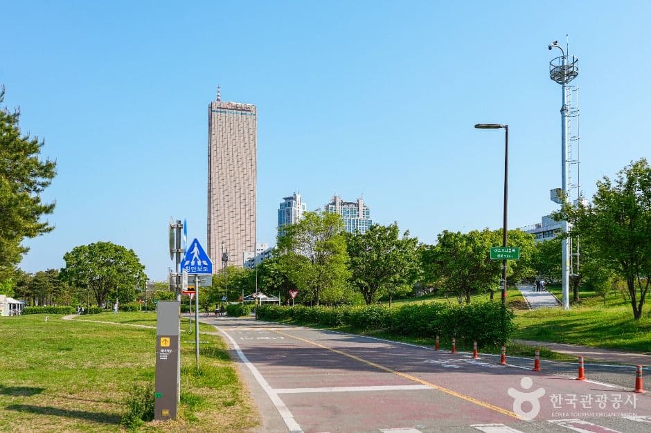 Yeouido Hangang Park, an outdoor family place, stroller-friendly, in Seoul