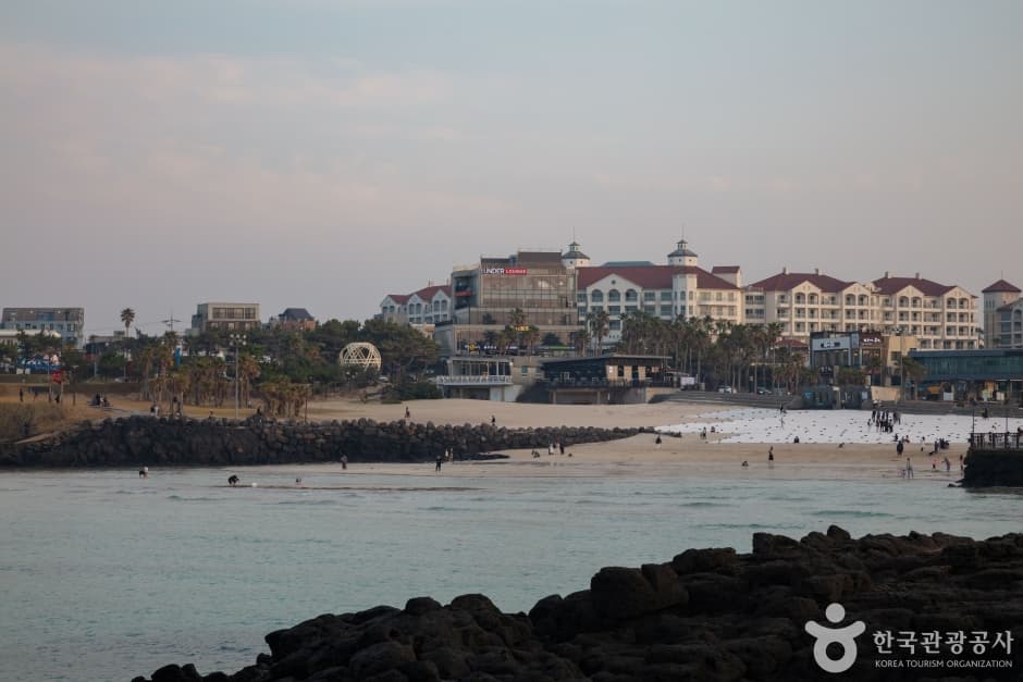 Hamdeok Beach, a family-friendly place