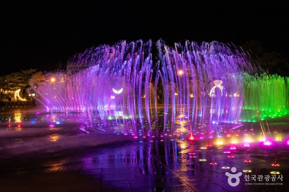 Dadaepo Beach and Sunset Fountain of Dreams, a family-friendly place