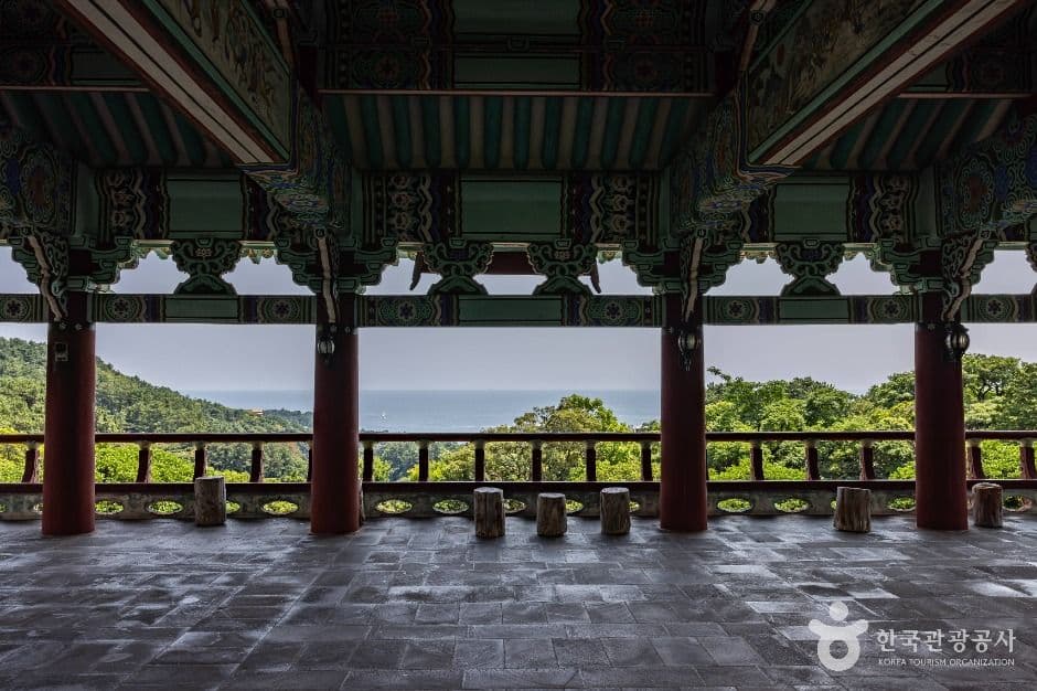 Cheonjeyeon Waterfalls, a family-friendly place